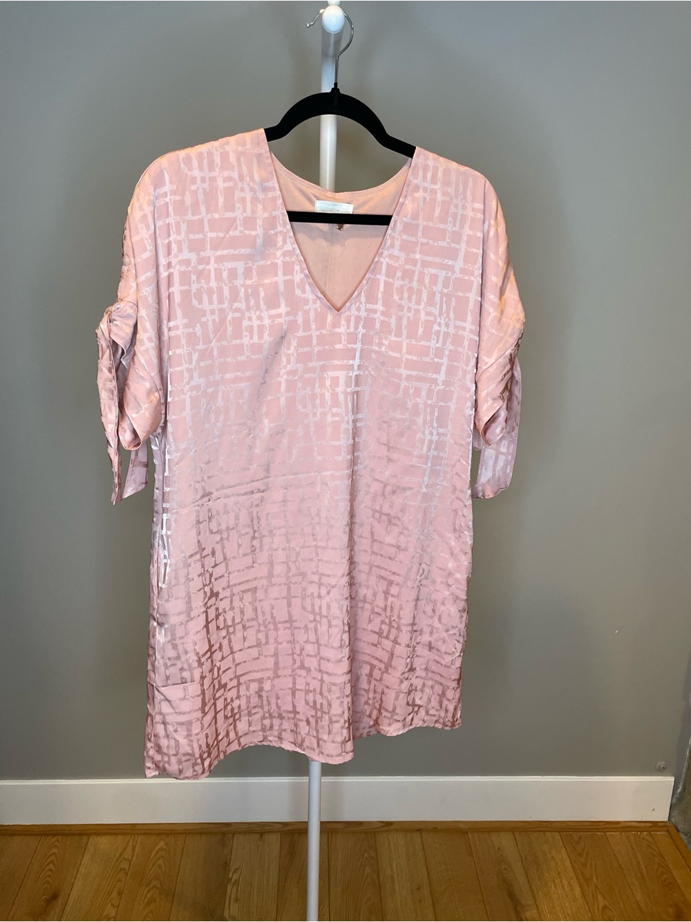 entro Blush Pink V-Neck Short Sleeve Tunic with Tie Detail